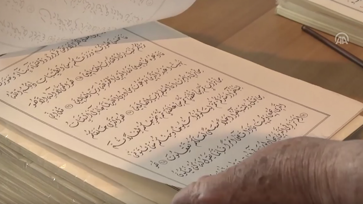 بالصور...لبناني يكتب القرآن بالخط الديواني المعقد