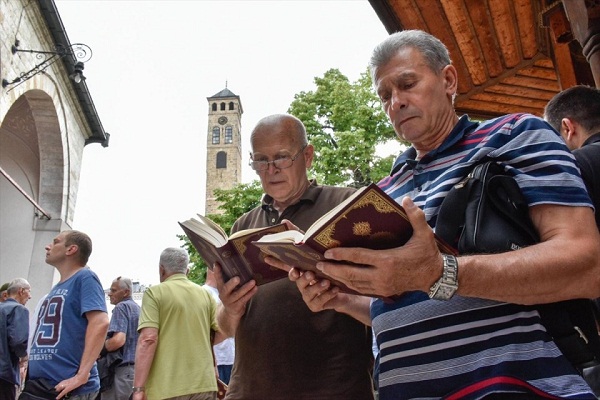 Türkiyə Ramazan ayında 2 min nüsxə Quran payladı