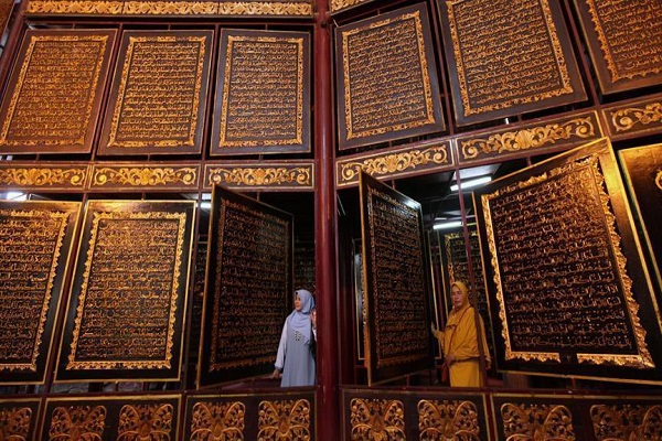Dünyanın ən böyük taxta Quran nüsxəsi - Foto