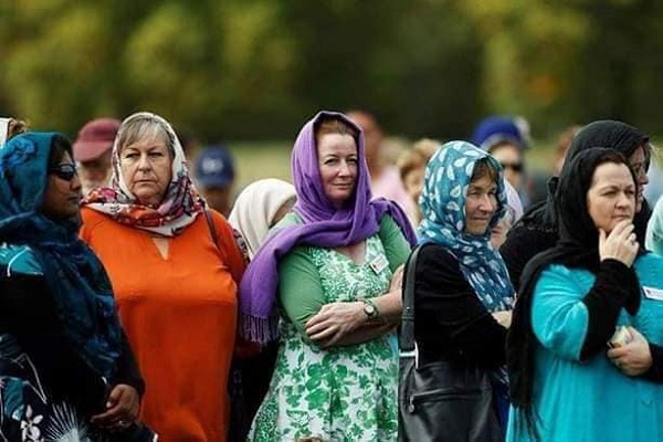 Yeni Zelandiyada qadınlar başlarını bağlayaraq müsəlmanları dəstəklədilər