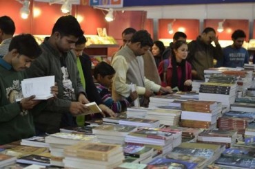 Se distribuyen ejemplares del Corán en la Feria de Libros de Nueva Delhi