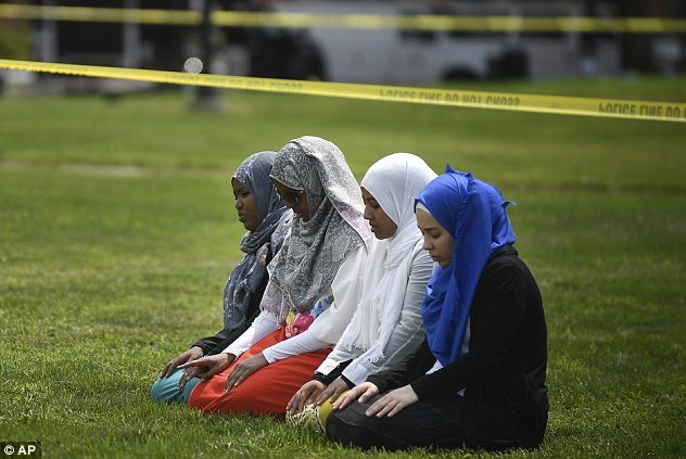 Musulmanes oran frente al Centro Islámico de Minnesota