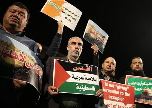 Rassemblement des Palestiniens devant l’ambassade américaine à Tel-Aviv