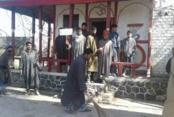 Kaum Muslim Membuka Kembali Kuil Umat Hindu di Kashmir
