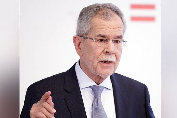 Avusturya Cumhurbaşkanı: Bütün kadınlar başörtüsü taksın