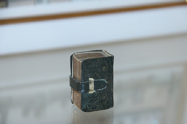 Azerbaycan'da en küçük minyatür Kur'an sergiye sunuldu