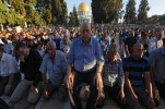数千名巴勒斯坦人古都斯日在阿克萨清真寺举行拉麦丹斋月最后一个主麻聚礼