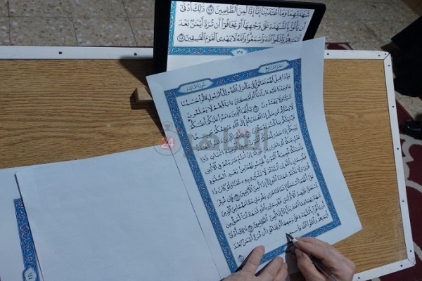 مسن مصري يروي قصة كتابته للمصحف 3 مرات بخط يده + صور