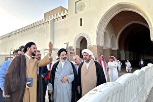 Iranische Hajj-Beamte besuchen die Moschee des Propheten Gottes in Medina