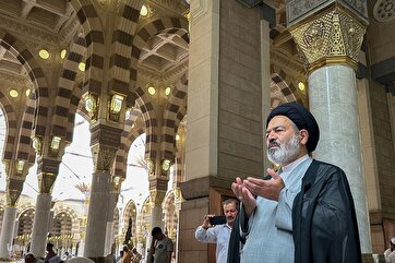 Iran Hajj Chief Attends Congregational Prayers at Prophet’s Mosque