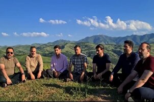 Recitación grupal de Surah Al-Baqarah en montañas pintorescas