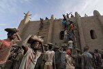 Malíes recubren la histórica mezquita de Djenné siguiendo la tradición anual