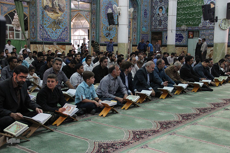 مراسم قرائت قرآن به یادبود شهید محسن حججی در مسجد جامع نجف آباد
