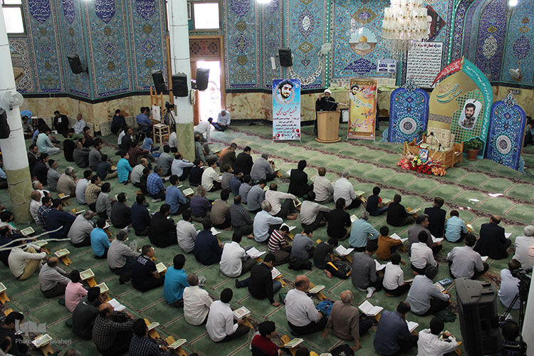مراسم قرائت قرآن به یادبود شهید محسن حججی در مسجد جامع نجف آباد