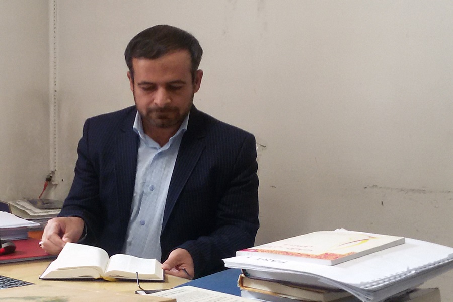 اصالت ماده و اصالت انسان با زندگي معنوي در تضاد هستند