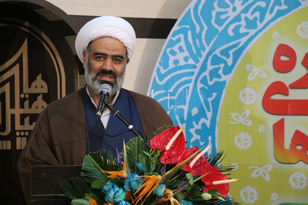 در عین تعامل با دیگر ادیان باید از اعتقادات دینی خود نیز محافظت کنیم