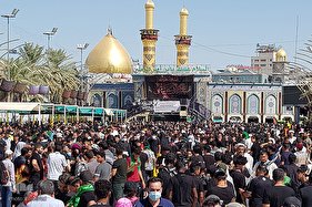 زائران اربعین حسینی در حرم حضرت عباس(ع)