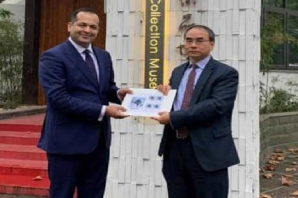 اهدای تمبر یادبود اصفهان به موزه هنرهای معاصر شانگهای