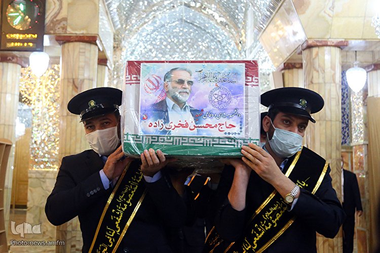 طواف دانشمند شهید فخری‌زاده بر گرد ضریح کریمه اهل بیت(ع)