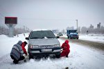 عکس| امدادرسانی به مسافران آذربایجان غربی در برف و کولاک