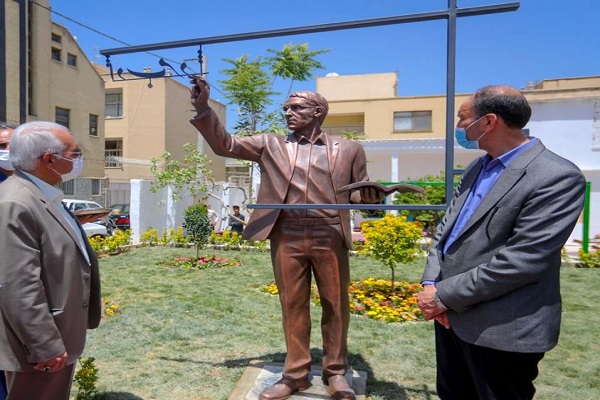 رونمایی از نماد معلم در اصفهان