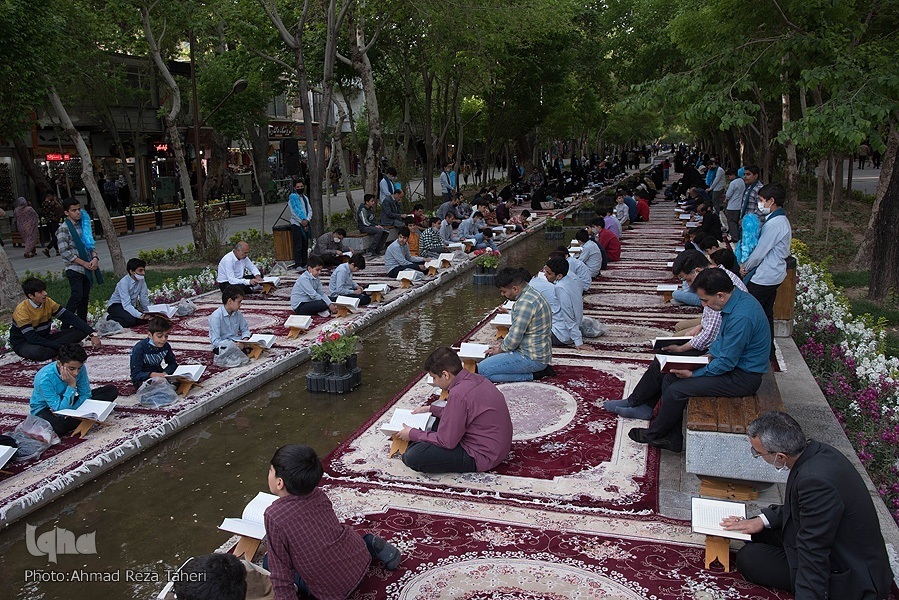 جزءخوانی قرآن کریم در گذر فرهنگی چهارباغ جزءخوانی قرآن کریم در گذر فرهنگی چهارباغ