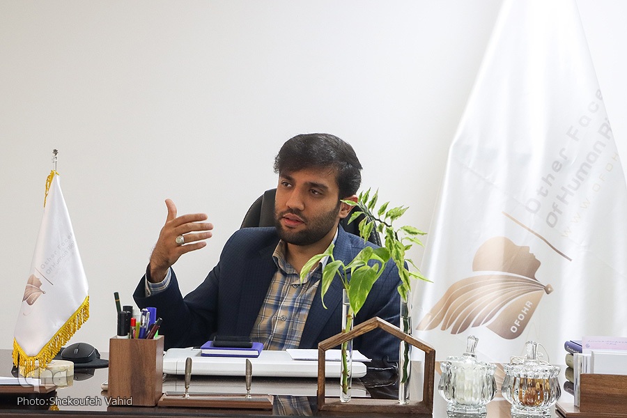 علی ثقفیان مدیر گروه پژوهشی چهره دیگر حقوق بشر در دانشگاه اصفهان علی ثقفیان مدیر گروه پژوهشی چهره دیگر حقوق بشر در دانشگاه اصفهان