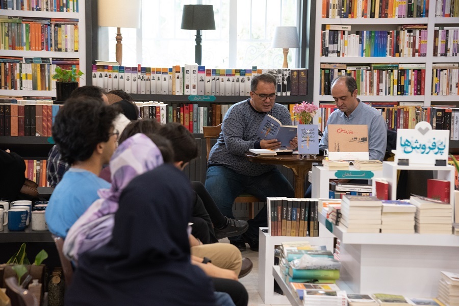 نشست گفت‌وگو درباره کتاب ادبیات و دفاع از سیاره زمین