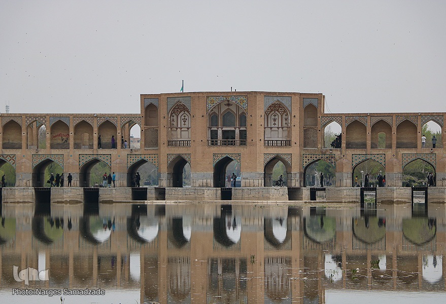 پل خواجو بر روی زاینده‌رود