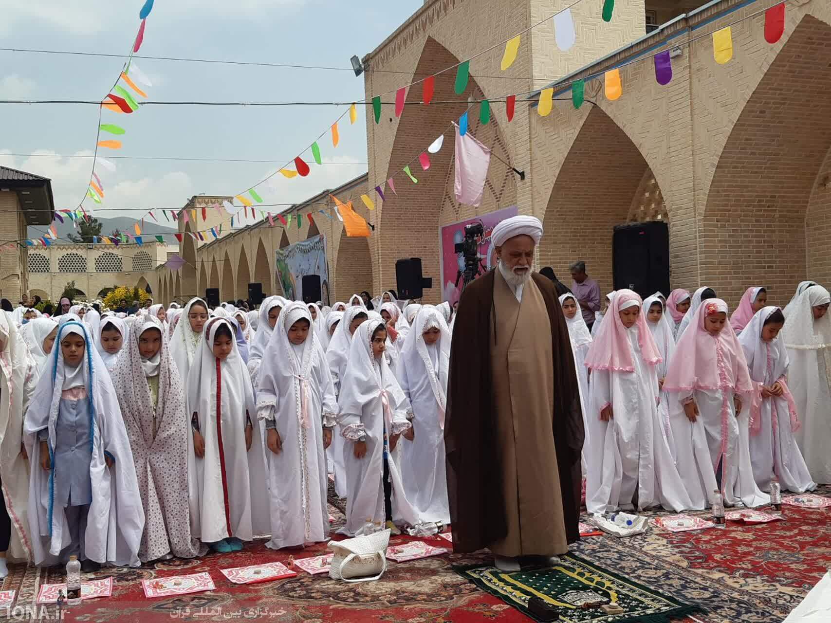 جشن فرشته‌ها در روز تکلیف 1300 دختر کمالشهری برگزار شد + فیلم و عکس