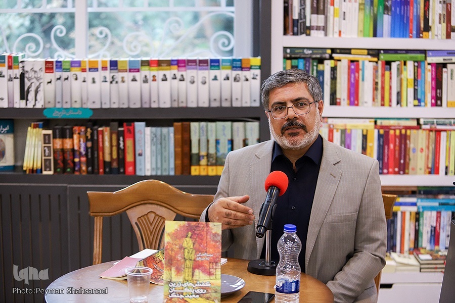 نشست گفتوگو درباره کتاب «کفشهای زرین روی پلکان معبد جنگ» نشست گفتوگو درباره کتاب «کفشهای زرین روی پلکان معبد جنگ»