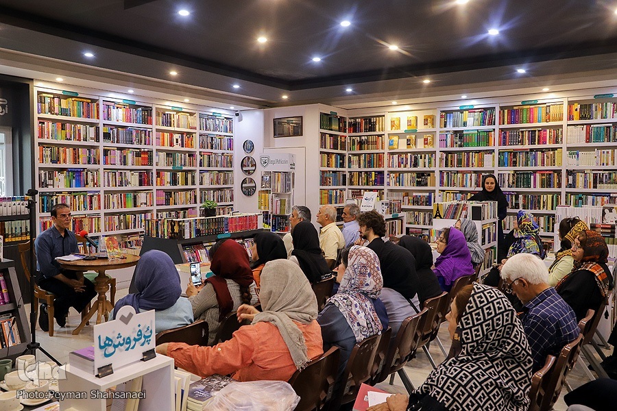 نشست گفت‌وگو درباره کتاب «کفش‌های زرین روی پلکان معبد جنگ»