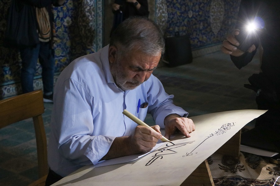 اجرای ثلث‌نگاری در مسجد شیخ لطف‌الله اصفهان