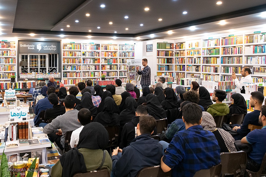 نشست گفت‌وگو درباره کتاب «محاصره‌شده با رئیس‌های بد و کارمندان تنبل»