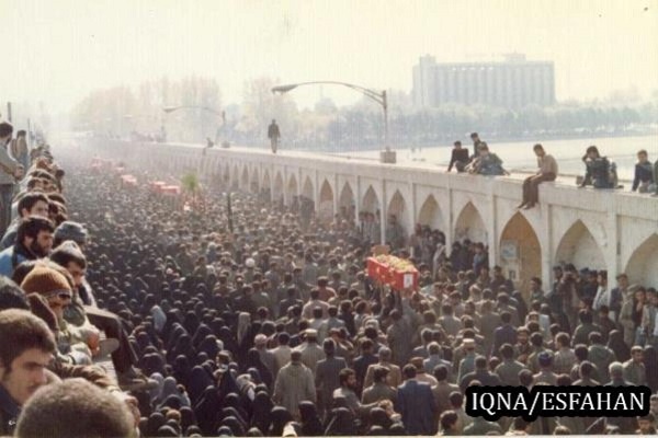 تشییع 370 شهید عملیات محرم در ۲۵ آبان ۶۱ در اصفهان تشییع 370 شهید عملیات محرم در ۲۵ آبان ۶۱ در اصفهان