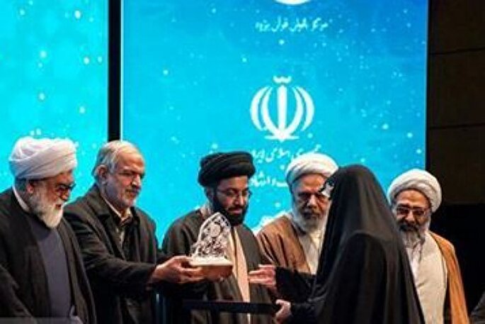 بانوی فعال قرآنی گلستان تجلیل شد