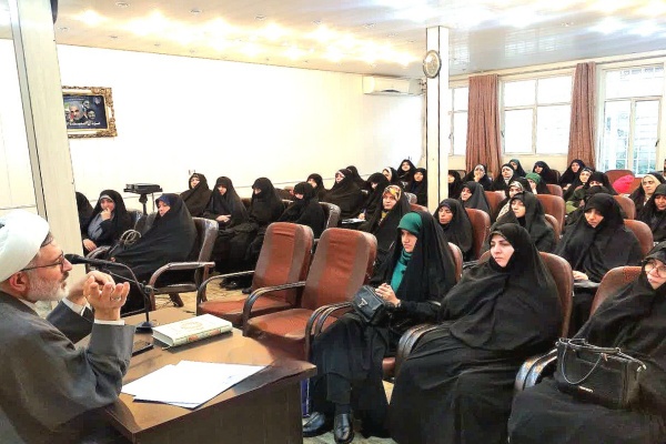 نشست تجلیل از بانوان پیشگام در تربیت دینی دختران
