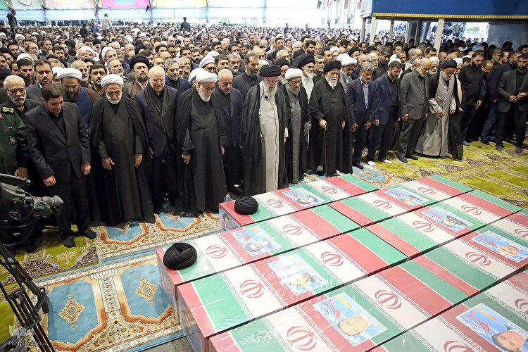 اقامه نماز بر پیکر رئیس جمهور شهید و همراهانشان