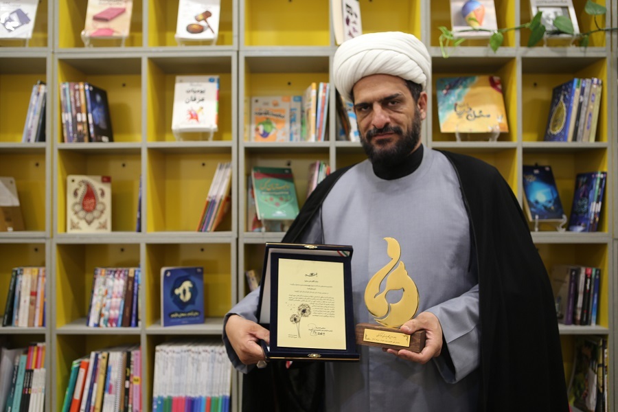 علی صغیرا نویسنده کتاب «ادبستان کساء»