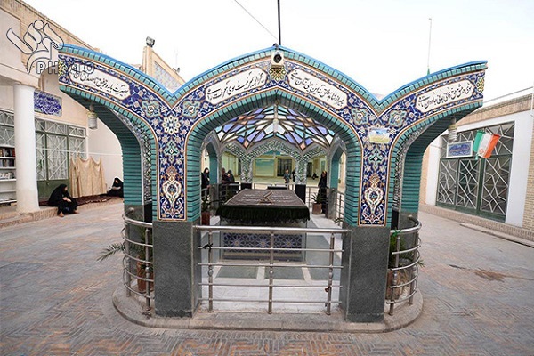 آرامگاه فیض کاشانی