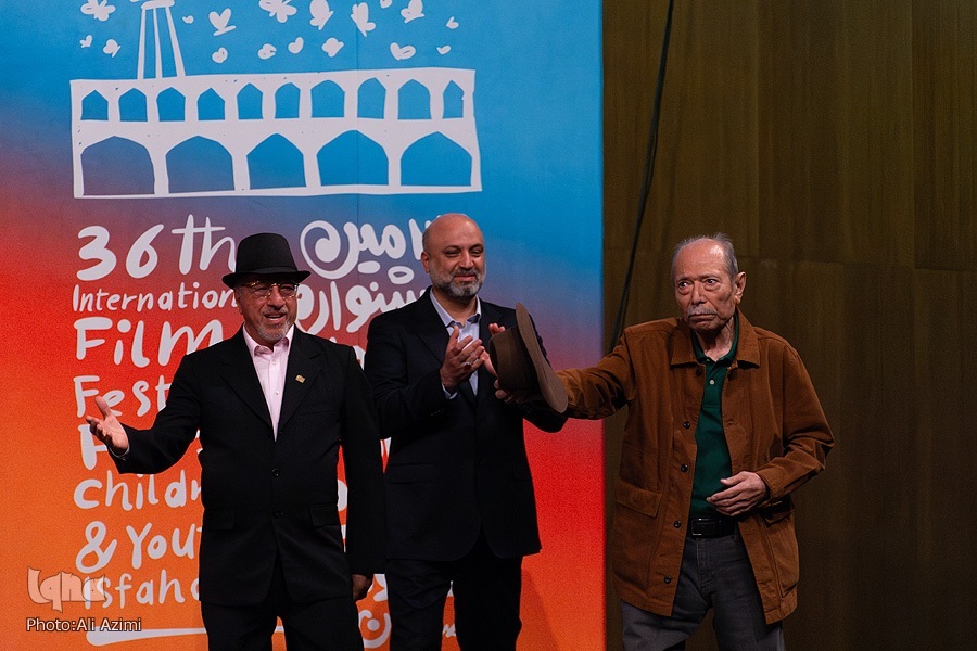 علی نصیریان و علیرضا خمسه در اختتامیه سی‌وششمین جشنواره بین‌المللی فیلم‌های کودکان و نوجوانان اصفهان