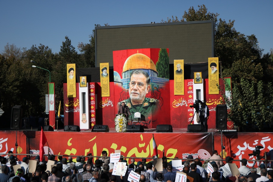 مراسم تشییع پیکر شهید نیلفروشان در میدان بزرگمهر اصفهان