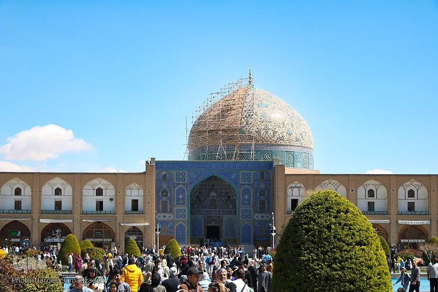 بازدید مسافران نوروزی از میدان نقش جهان اصفهان