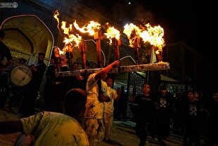 عکس | آیین مشعل گردانی در جوار حرم مطهر حضرت علی(ع)