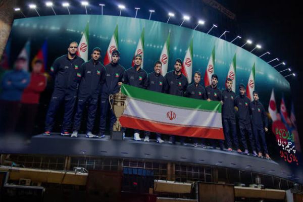 تصویر قهرمانان کشتی فرنگی در میدان ولیعصر(عج) نقش بست