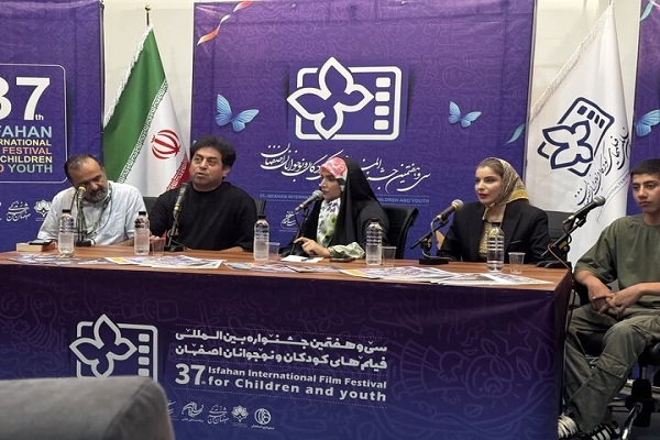 نشست خبری فیلم سینمایی «موی گرگ» در سی‌وهفتمین جشنواره بین‌المللی فیلم‌های کودکان و نوجوانان اصفهان