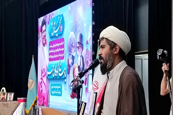 مجتبی حسن‌زاده مدیرعامل مؤسسه امیرالمؤمنین(ع) کاشان در آیین اختتامیه «غنچه‌های نور»