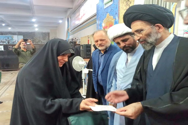 تقدیر از حافظان قرآن در مصلای کاشان