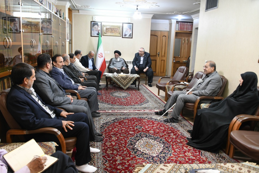 دیدار امام جمعه اصفهان با اعضای هیئت‌مدیره خیریه امدادگران عاشورا در اصفهان