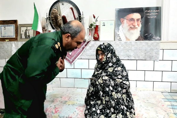 دیدار فرمانده گردان ۱۱۷ امام حسین آران‌وبیدگل با خانواده شهید سیدفرهاد متولی